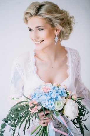 Улыбающаяся лучезарная невеста