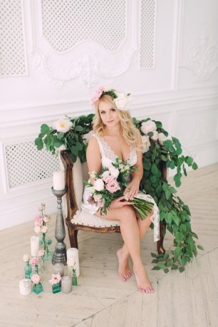 Студийная цветочная фотосессия невесты