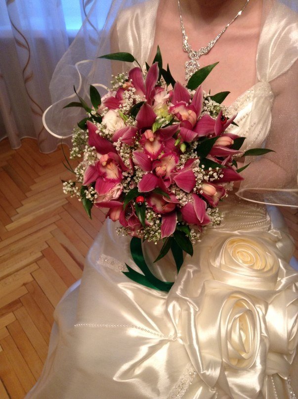 Букет невесты и бутоньерка для жениха, букет на руку сестре невесты.