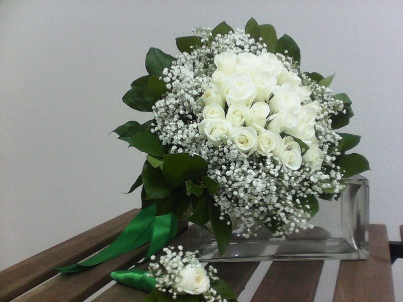 Букет невесты и бутоньерка для жениха.