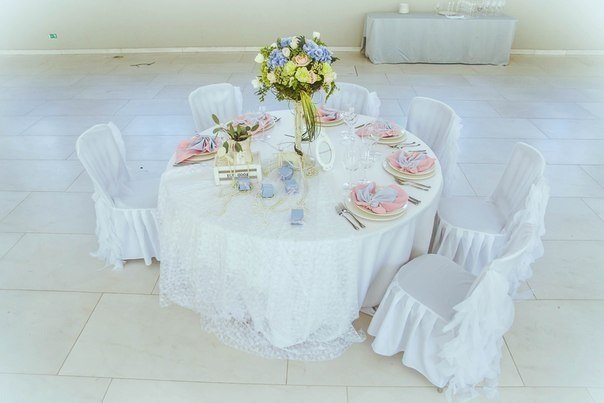 Декор стола для гостей.