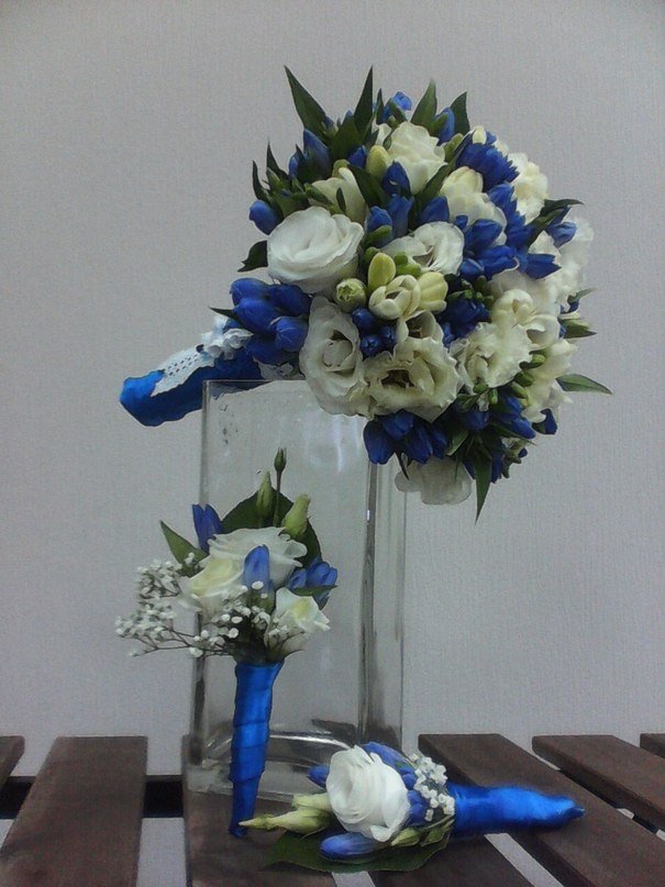 Букет невесты и бутоньерка для жениха. Бело-синяя свадьба.