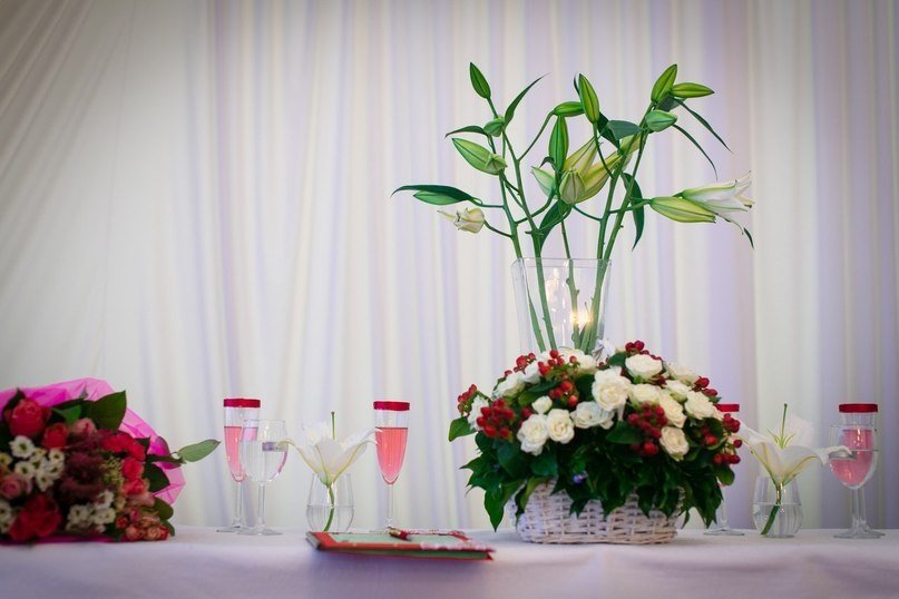 Декор стола доя подарков на бело-красную свадьбу