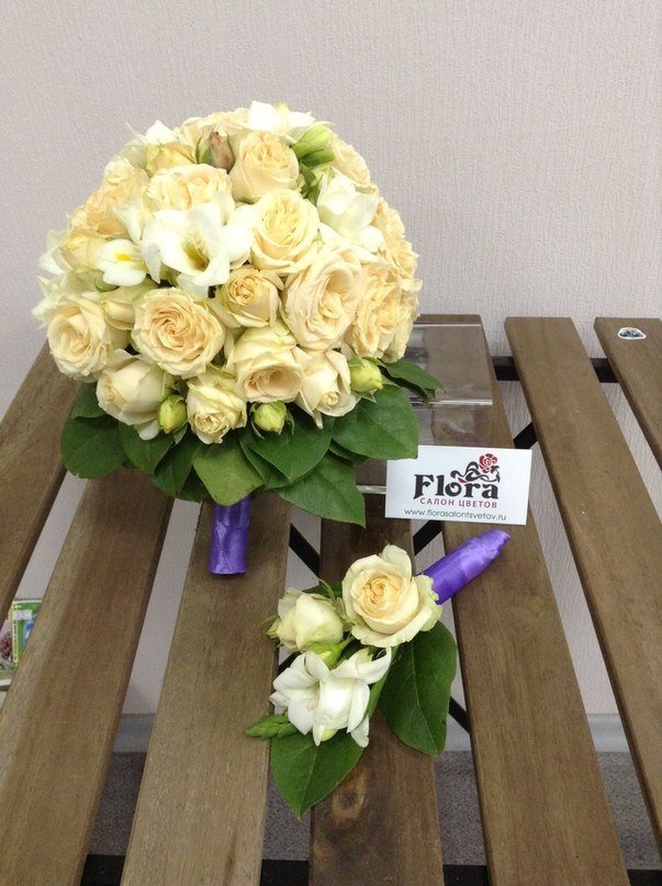 Букет невесты и бутоньерка для жениха.