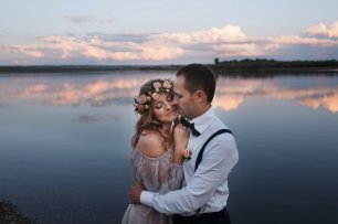 Невеста и жених у водоема