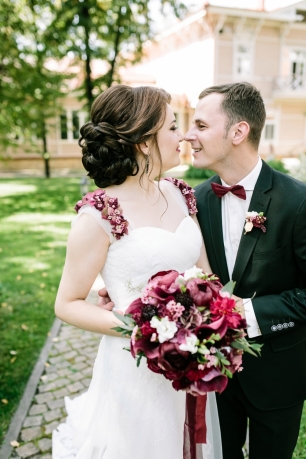 Оттенки бордового в цветочном ансамбле