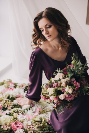 Темно фиолетовое платье невесты