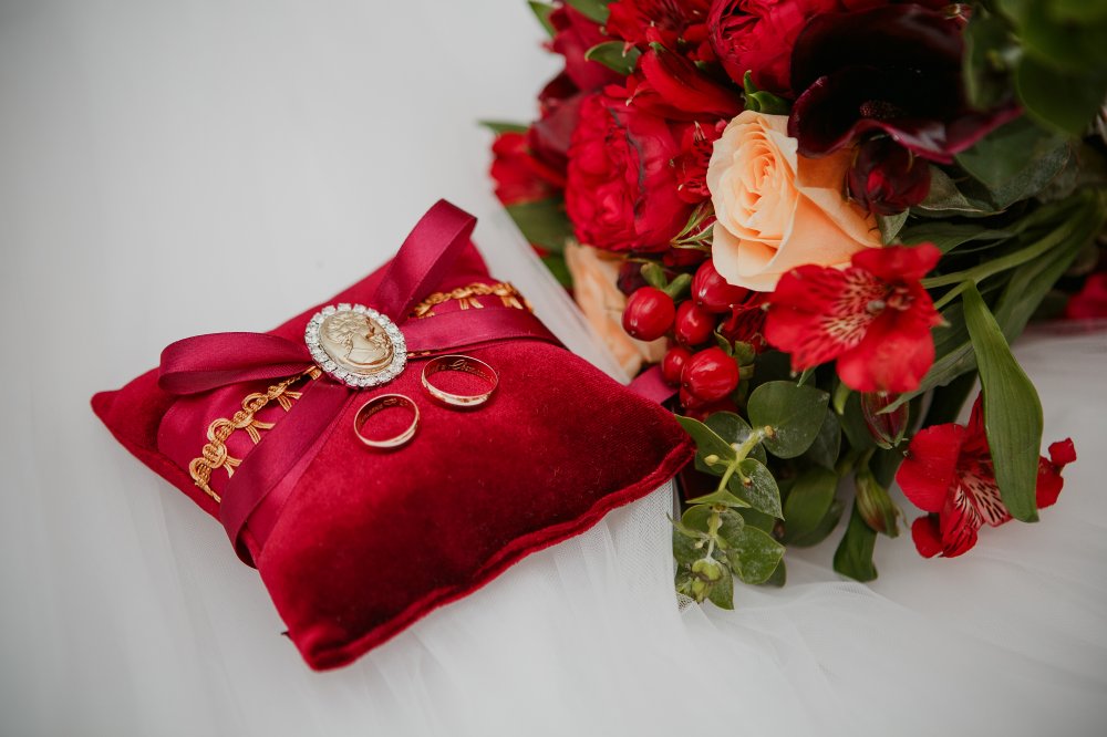 Бархатная подушечка для колец и букет невесты в цвете бургунди