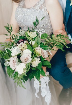 Букет невесты с обилием зелени