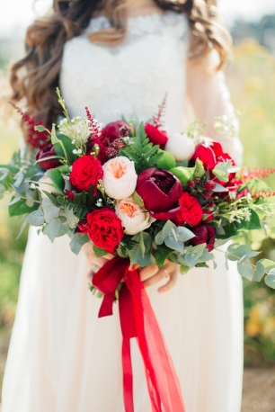 Букет невесты в сочных ягодных оттенках