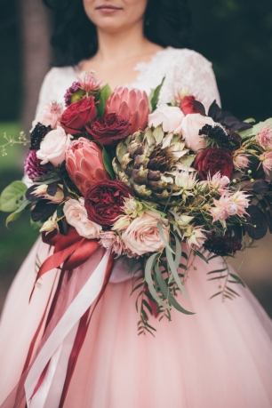 Букет с артишоками в цвете марсала