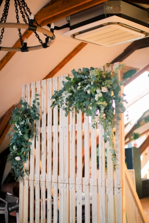 Президиум молодоженов в рустикальном стиле