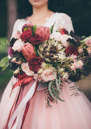 как подобрать форму букета под свадебное платье, крупный букет невесты, флористика FLEUR DE VANILLE