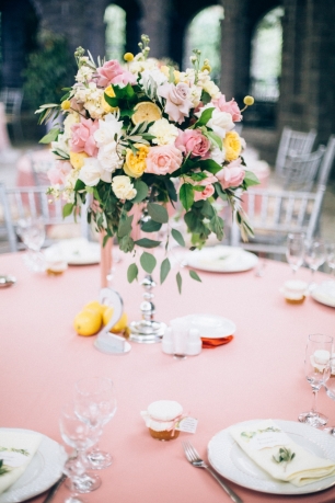 Центральная композиция с лимонами и в оттенках пепельной розы