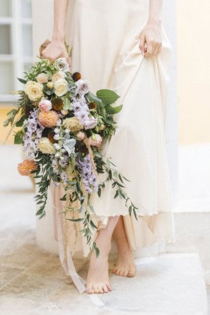 Вертикальный букетик с использованием полевых цветов