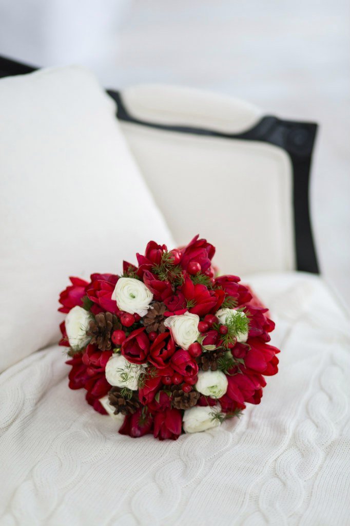Зимний красный букет невесты