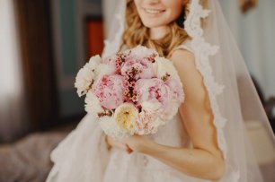 Букет невесты с пионами