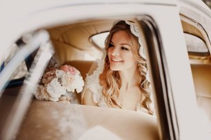 Фото невесты в автомобиле