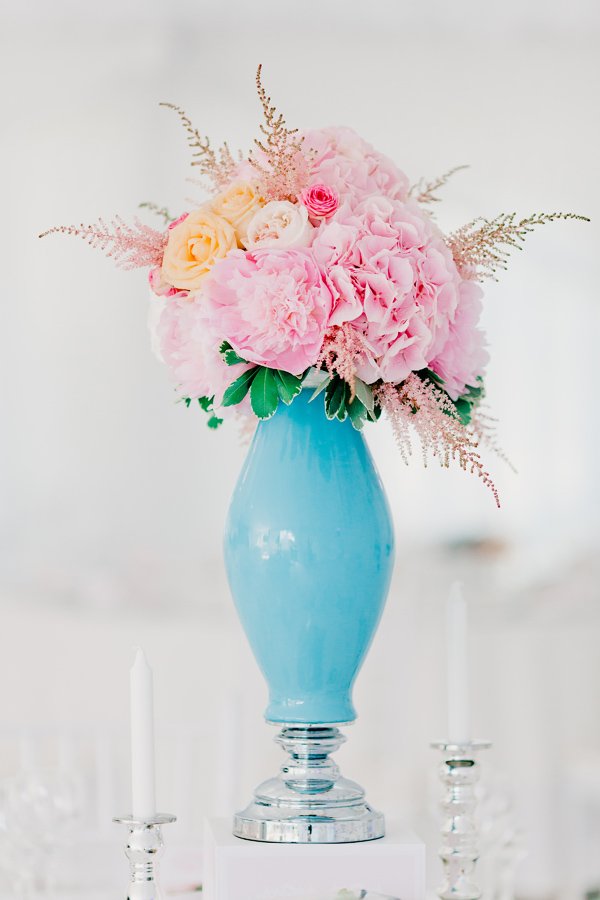 Голубая ваза с цветами в стиле гламур