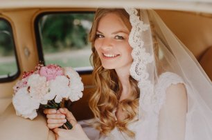 Невеста и свадебный букет