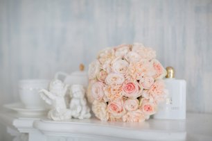 Ажурный и нежный букет из роз и гвоздики.