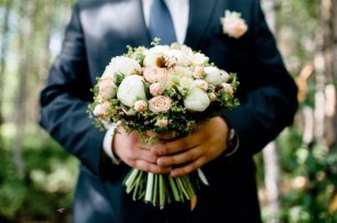 Букет невесты в руках жениха