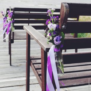 Оформление лавочек для гостей цветочными композициями