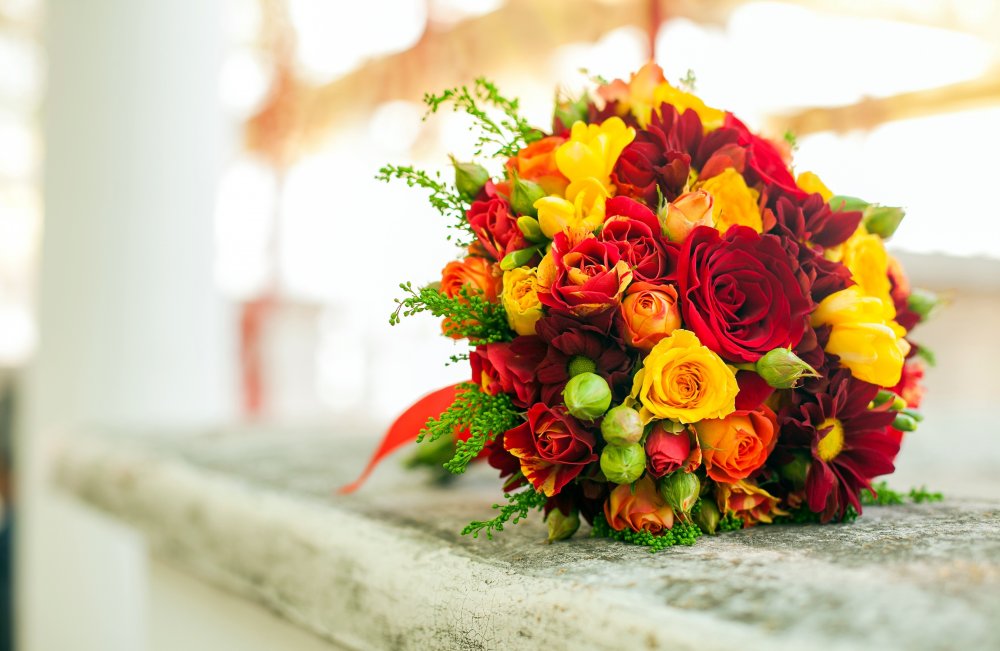 Яркий букет из кустовых роз микс и фрезии.