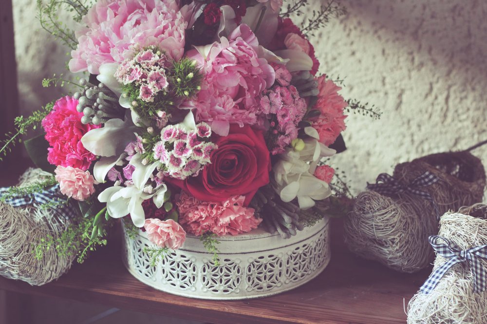 Пионы, розы, фрезия, бруния и турецкая гвоздика