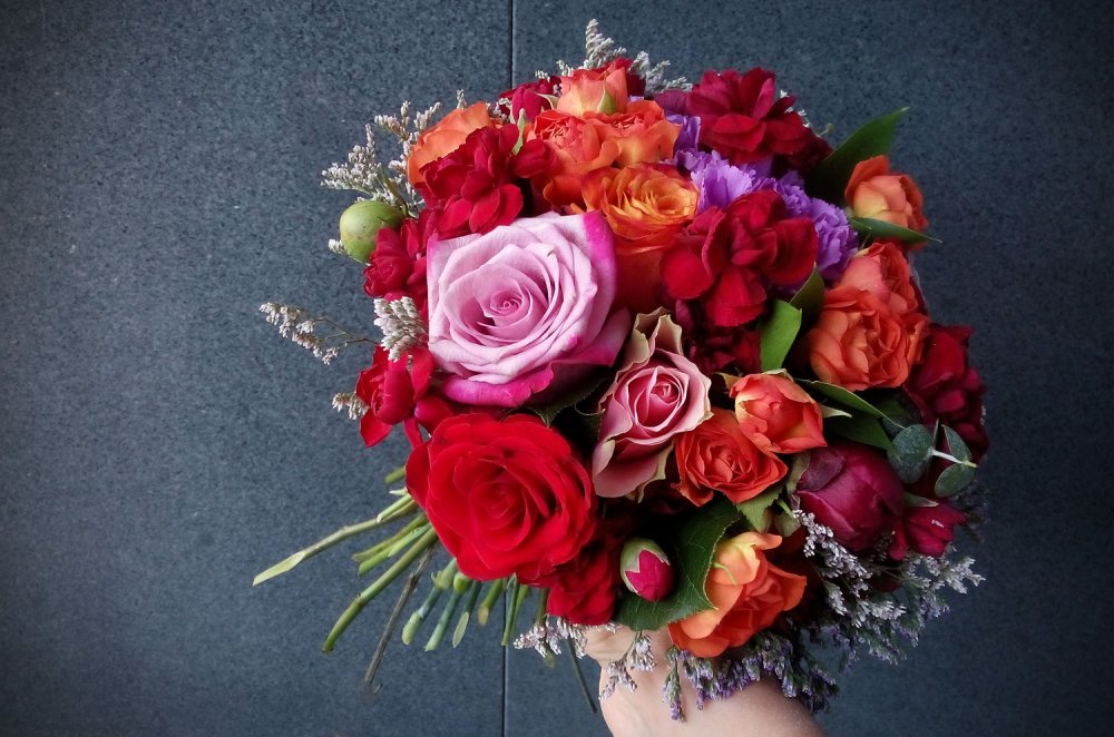 Яркий букет из пионов  роз