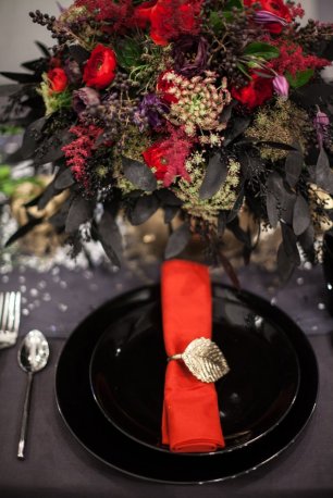 Сервировка стола в черно-красной гамме