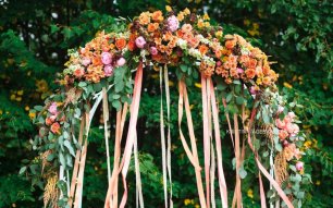 Цветочная свадебная арка