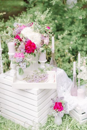 Сирень в декоре свадебной фотозоны