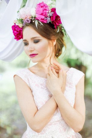 Цветочный венок в цвете фуксии