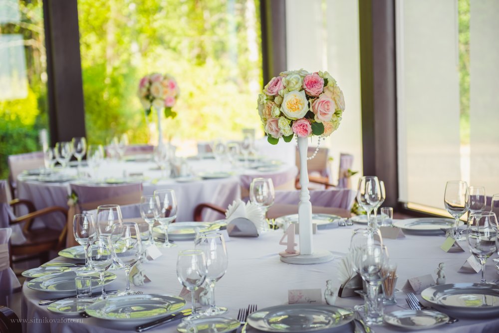 Композиция на стол гостей с пионовидными розами