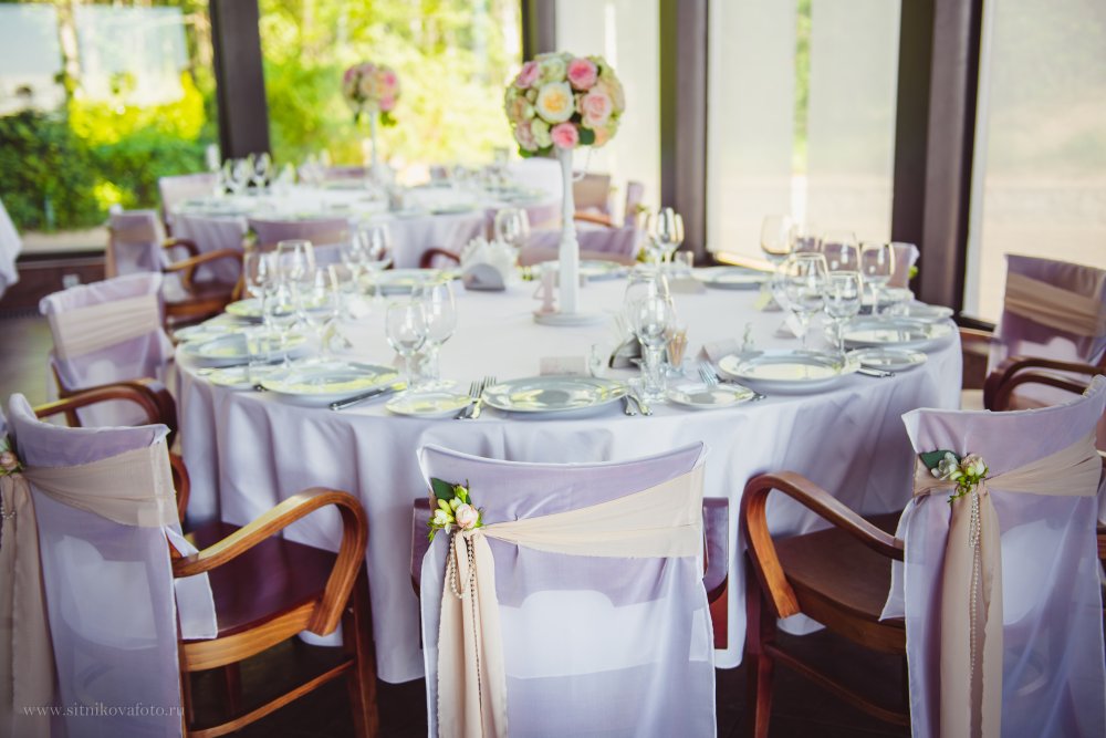 Декор стула: накидка, лента, жемчужная нить и цветок