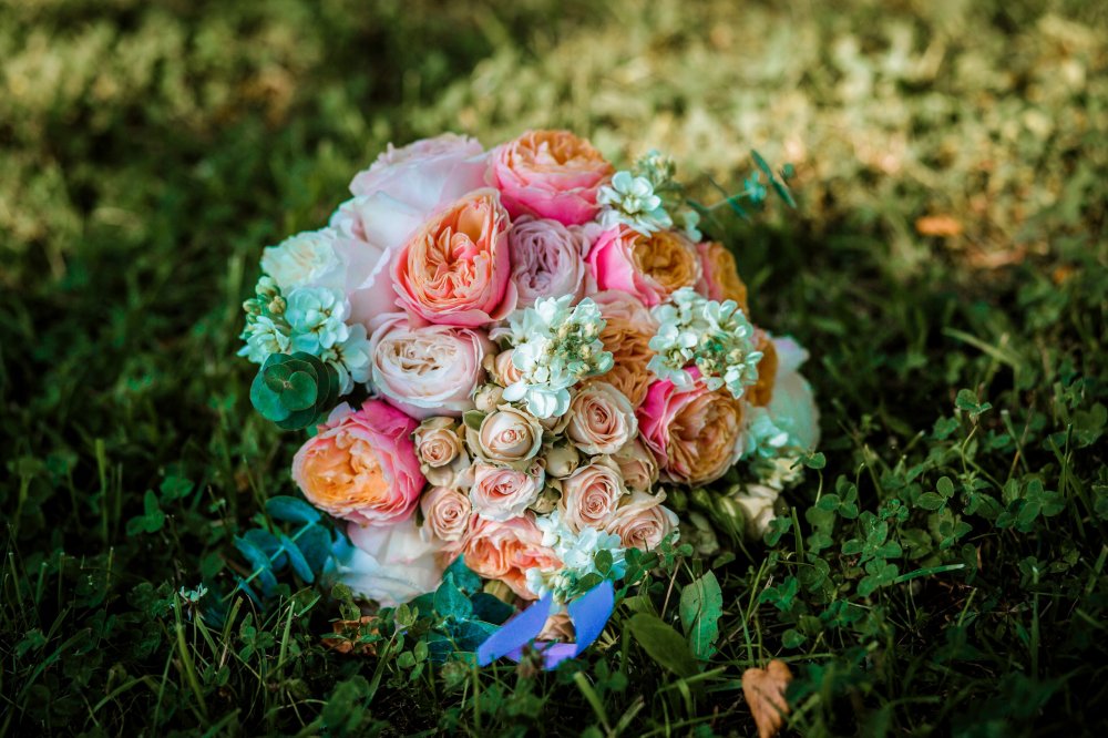 Букет невесты в коралловом цвете.