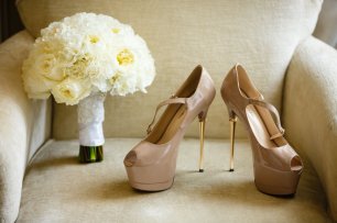 Букет невесты с пионовидными розами и диантусом