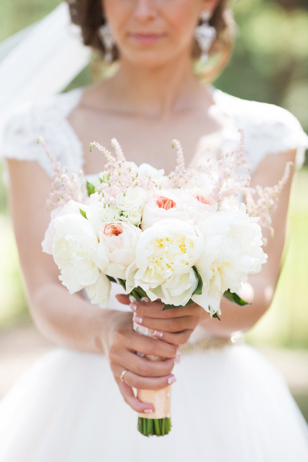 Букет невесты с пионовидными розами, кустовыми розами, пионами и астильбой