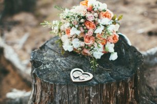 Букет с лесными мотивами и свадебные кольца