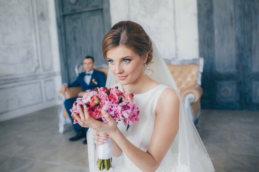 Букет невесты с пионами, кустовыми пионовидными розами Пьяно, рубусом и зеленью для Лили.