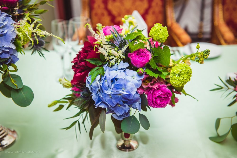 Одна из пяти композиций на президиум