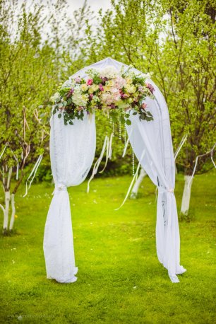 Оформление арки на месте бракосочетания