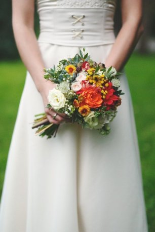 Букет невесты с яркими оранжевыми оттенками