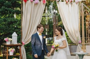 Место церемонии оформленная люстрой