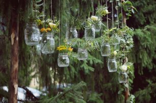 Подвешенные банки с цветами