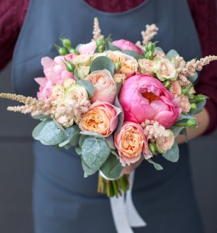 Букет с пионами