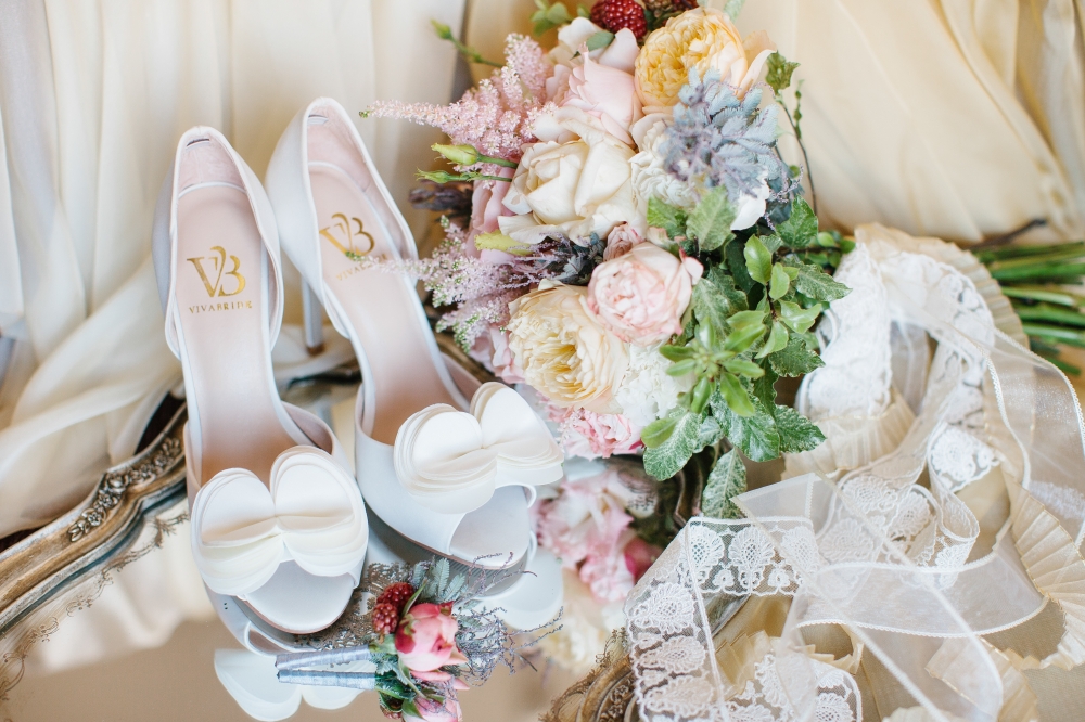 Платье и туфли на свадьбу