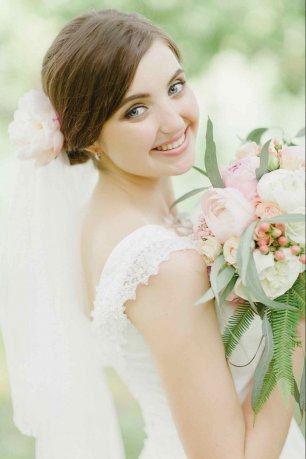 Букет невесты с пионами, цветы в прическе невесты