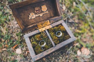 Деревянная коробочка для обручальных колец с мхом